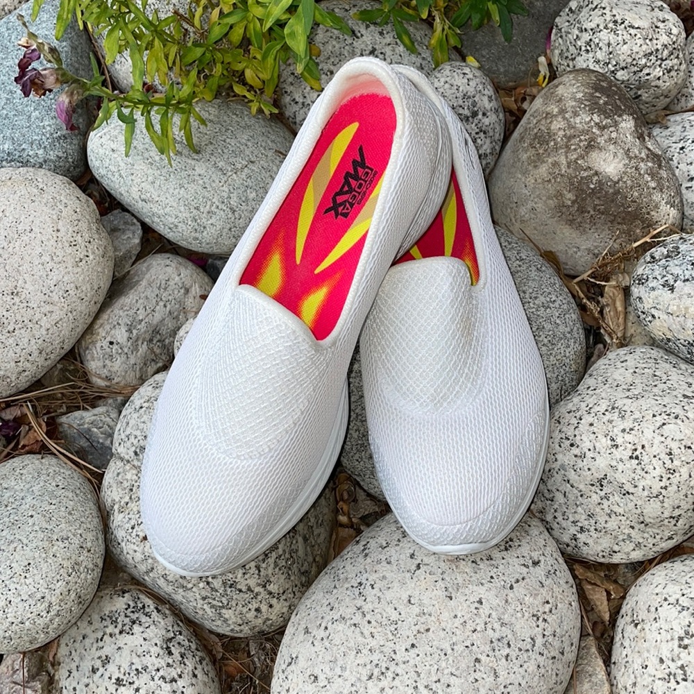 White Sketchers GoWalk4, GOGA Max